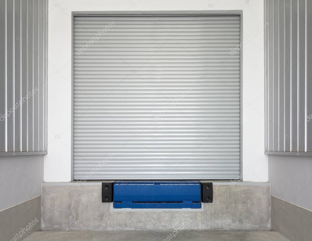 Serranda metallica per negozio completamente abbassata